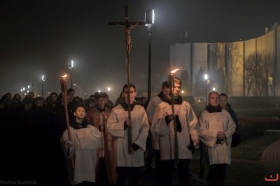 W piątek 24.03.2017 r. o godz. 20.00 wyruszyliśmy na Drogę Krzyżową do Parku Papieskiego.  fot. Michał Kurecki Fotografia