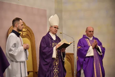 Mszy św. w Środę Popielcową na rozpoczęcie Wielkiego Postu w katedrze rzeszowskiej przewodniczył bp Jan Wątroba. Eucharystię koncelebrowali: ks. Łukasz Cyrnek, ks. Krzysztof Golas, ks. Krzysztof Gołąbek, ks. Sławomir Jeziorski, ks. Dominik Kiełb, ks. Jakub Nagi i ks. Nikodem Rybczyk.
Homilię wygłosił ks. Julian Wybraniec, wikariusz parafii katedralnej. Kaznodzieja w rozważaniu mówił o symbolice popiołu, którym w Środę Popielcową posypuje się głowy uczestników liturgii.
Po homilii odbył się obrzęd wybrania i wpisania imion do księgi katechumenów dwóch kobiet, które, jako dorosłe, przygotowują się do przyjęcia sakramentów inicjacji chrześcijańskiej.
Następnie odbył się obrzęd posypania popiołem.
Podczas Mszy św. posługę muzyczną pełniła Katedralna Schola Liturgiczna. Eucharystia była transmitowana przez Katolickie Radio VIA.
fot. ks. Jakub Oczkowicz