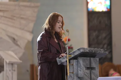 „Eucharystia powinna nas prowadzić do odkrycia kapłańskiej misji Ludu Bożego, kapłańskiej misji każdego z nas” – powiedział Biskup Rzeszowski podczas Mszy Wieczerzy Pańskiej, której przewodniczył w katedrze rzeszowskiej w Wielki Czwartek, 2 kwietnia 2026 r.
Podczas uroczystej liturgii Wielkiego Czwartku w katedrze rzeszowskiej, której przewodniczył bp Jan Wątroba, wierni zostali zaproszeni do refleksji nad tajemnicą Eucharystii, kapłaństwa oraz powołania całego Ludu Bożego do udziału w misji Chrystusa. Na zakończenie homilii biskup zachęcił do szczególnej modlitwy za kapłanów, zwłaszcza tych przeżywających trudności i kryzysy. „Panie Jezu, dobry pasterzu i towarzyszu wędrówki, dziś powierzamy Ci wszystkich kapłanów, ale zwłaszcza tych, którzy przechodzą chwilę kryzysu” – powiedział Biskup Rzeszowski. Wezwał także wspólnotę wiernych do troski o kapłanów poprzez modlitwę, życzliwość i wsparcie.
Wielkoczwartkowa liturgia w katedrze rzeszowskiej stała się nie tylko dziękczynieniem za dar Eucharystii i kapłaństwa, ale także wezwaniem do odnowienia świadomości odpowiedzialności każdego wiernego za życie Kościoła i świadectwo wiary w świecie. fot. ks. Jakub Oczkowicz
