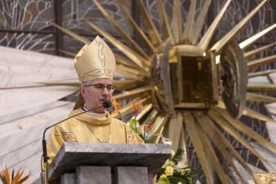 3 kwietnia 2021 r. bp Jan Wątroba przewodniczył liturgii Wigilii Paschalnej w naszej Katedrze. Podczas Mszy Świętej cztery osoby: Patrycja Dominika, Bartłomiej, Dawid Mateusz i Olech przyjęli sakrament chrztu, bierzmowania i Eucharystii.  Neofici przygotowywali się do przyjęcia sakramentów wtajemniczenia chrześcijańskiego w Diecezjalnym Centrum Katechumenatu Dorosłych, które mieści się przy parafii Miłosierdzia Bożego w Rzeszowie (ul. Kardynała K. Wojtyły 114) . Przygotowanie rozpoczyna się we wrześniu i trwa do uroczystości Zesłania Ducha Świętego. Centralnym wydarzeniem formacji jest Wigilia Paschalna, podczas której katechumeni przyjmują sakrament chrztu, bierzmowania i Eucharystii.  fot. Joanna Prasoł 