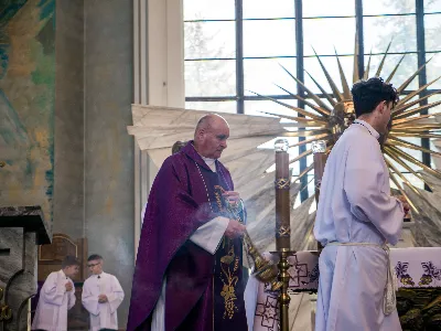 W V Niedzielę Wielkiego Postu, podczas Mszy Świętej o godz. 12:00, ks. Krzysztof Gołąbek – proboszcz naszej Katedry, przyjął do grona Liturgicznej Służby Ołtarza siedmiu nowych ministrantów. Po odpowiednim przygotowaniu, pod czujnym okiem ks. Pawła Wójcika oraz animatorów Adama i Miłosza, chłopcy otrzymali stopień ministranta choralisty – po raz pierwszy założyli kołnierzyki i otrzymali legitymacje ministranckie. To wyjątkowy moment i ogromna radość dla naszej wspólnoty! Podczas Mszy Świętej zaśpiewała Dziewczęca Schola Katedralna. Serdecznie gratulujemy chłopcom odwagi oraz życzymy wytrwałości w tej pięknej służbie przy Ołtarzu Pana Jezusa. Jeśli chcesz dołączyć do grona ministrantów – serdecznie zapraszamy! Zainteresowanych prosimy o kontakt z ks. Pawłem Wójcikiem.
fot. Antoni Ważny