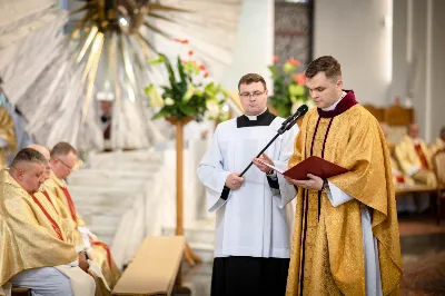 „Na swoje życie i swoje kapłaństwo trzeba popatrzeć w świetle Bożej miłości. Inaczej go nie pojmiemy ani my, ani ci, którzy będą na nas patrzeć” – mówił bp Jan Wątroba podczas Mszy św. z udzieleniem święceń prezbiteratu. 4 czerwca 2022 r. w kościele katedralnym jedenastu diakonów diecezji rzeszowskiej przyjęło sakrament kapłaństwa.
Do grona neoprezbiterów diecezji rzeszowskiej należą: ks. Sebastian Bełz z parafii w Nienadówce, ks. Krzysztof Lampart z parafii w Rudnej Wielkiej, ks. Mateusz Łachmanek z parafii w Lipinkach, ks. Karol Migut z parafii w Jasionce, ks. Marcin Murawski z parafii katedralnej w Rzeszowie, ks. Adrian Pazdan z parafii w Zagorzycach, ks. Tomasz Sienicki z parafii w Bieździedzy, ks. Dominik Świeboda z parafii w Palikówce, ks. Piotr Wąsacz z parafii bł. Władysława Findysza w Rzeszowie, ks. Mateusz Wojtuń z parafii w Święcanach oraz ks. Wiktor Zoła z parafii w Cieklinie.
Mszy św. przewodniczył i święceń udzielił bp Jan Wątroba. Eucharystię koncelebrowało około osiemdziesięciu księży, m.in: przełożeni Wyższego Seminarium Duchownego w Rzeszowie oraz proboszczowie i wikariusze z parafii rodzinnych neoprezbiterów. W Mszy św. uczestniczył abp Edward Nowak, bp Kazimierz Górny i bp Edward Białogłowski.
Zebranych w kościele katedralnym powitał ks. Krzysztof Gołąbek, proboszcz parafii.
W homilii bp Jan Wątroba nawiązał do słów z Ewangelii według św. Jana w których Chrystus tłumaczy co to znaczy być dobrym pasterzem. „Być kapłanem w Kościele Chrystusowym to znaczy mieć udział w Jego pasterskiej misji i stale upodabniać się do Dobrego Pasterza, który zna owce, karmi je, broni i jest gotów oddać życie dla ich dobra” – mówił hierarcha.
Po homilii odbył się obrzędy święceń: przyrzeczenie czci i posłuszeństwa Biskupowi Ordynariuszowi, Litania do Wszystkich Świętych podczas której kandydaci leżeli krzyżem, nałożenie rąk, modlitwa święceń oraz namaszczenie rąk krzyżmem i wręczenie chleba i wina. Podczas Liturgii Eucharystycznej nowo wyświęceni po raz pierwszy wyciągnęli dłonie nad chlebem i winem wypowiadając słowa konsekracji.
Na zakończenie Mszy św. ks. Tomasz Sienicki, podziękował w imieniu nowo wyświęconych wszystkim, którzy przyczynili się do przygotowania ich do kapłaństwa. Słowa wdzięczności, m.in. przełożonym Wyższego Seminarium Duchownego w Rzeszowie i rodzicom neoprezbiterów, wypowiedział bp Jan Wątroba. 
W drodze do zakrystii neoprezbiterzy zatrzymali się przy figurze Matki Bożej Fatimskiej zawierzając swoje kapłaństwo Matce Bożej.
W niedzielę, 5 czerwca, w Uroczystość Zesłania Ducha Świętego, neoprezbiterzy będą sprawować w swoich rodzinnych parafiach uroczyste Msze św. prymicyjne, a w najbliższych tygodniach otrzymają skierowania do parafii.

Fot. ks. Jakub Nagi oraz biala-wrona.pl
