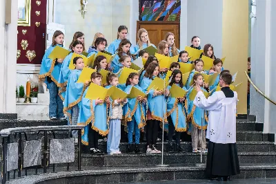 W III niedzielę Wielkiego Postu, 3 marca, podczas Mszy Świętej o godz. 12.00 ks. Krzysztof Gołąbek - proboszcz naszej Katedry, przyjął do grona Liturgicznej Służby Ołtarza dwunastu chłopców. Po odpowiednim przygotowaniu, pod czujnym okiem ks. Pawła Wójcika – opiekuna ministrantów oraz ceremoniarza Rafała Waszczaka i animatorów-praktykantów, otrzymali stopień ministranta choralisty, po raz pierwszy mogli ubrać kołnierzyki, a także otrzymali legitymacje ministranckie. To wielka radość dla naszej parafii. Gratulujemy chłopcom odwagi oraz życzymy wytrwałości w tym pięknym powołaniu, jakim jest służba przy Ołtarzu Pana Jezusa. Podczas Mszy Świętej zaśpiewała Dziewczęca Schola Katedralna.
Zapraszamy wszystkich chętnych chłopców do wstąpienia w szeregi katedralnej Liturgicznej Służby Ołtarza. Zainteresowanych prosimy o kontakt z ks. Pawłem Wójcikiem.
Rafał Waszczak
fot. Joanna Prasoł