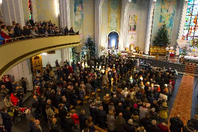 W niedzielę Chrztu Pańskiego, uroczystą Mszą Świętą, przy wypełnionej po brzegi Katedrze, zakończyliśmy okres Bożego Narodzenia. Podczas Mszy Świętej śpiewał nasz Katedralny Chór Chłopięco-Męski Pueri Cantores Resovienses pod dyrekcją Marcina Florczaka. Po zakończonej liturgii odbył się koncert kolęd w wykonaniu naszego Chóru. W programie znalazły się kolędy, pastorałki i pieśni bożonarodzeniowe polskie i zagraniczne, m.in. "Lulajże, Jezuniu" w aranżacji Dominika Lasoty, "Za Gwiazdą" w opracowaniu Jana Maklakiewicza, "Mary, did You know?" Marka Lowry’ego i Buddy’ego Greene’a, "Gaudete" Briana Keya, "Angels we have heard on high" Stevena Strite’a. Koncert spotkał się z ogromnym entuzjazmem publiczności, która nagrodziła wykonawców brawami na stojąco. W zamian chórzyści odwdzięczyli się bisami.  fot. Dariusz Kamiński