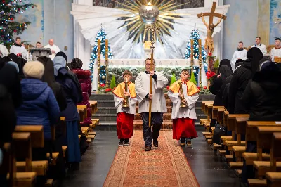 „Nasza wdzięczność jest szczególna wobec osób konsekrowanych za ich czytelne świadectwo wiary i za to, że żyjąc wiarą na co dzień ukazują chrystusowy styl życia” – mówił biskup Jan Wątroba podczas Mszy św. w katedrze rzeszowskiej w święto Ofiarowania Pańskiego. W Eucharystii, z okazji swojego święta patronalnego, uczestniczyły osoby konsekrowane posługujące w diecezji rzeszowskiej.
Mszy św. w katedrze rzeszowskiej przewodniczył bp Jan Wątroba, który modlił się w intencji osób konsekrowanych, przeżywających w święto Ofiarowania Pańskiego (02.02.) swoje święto patronalne. Eucharystię koncelebrował ks. Stanisław Kamiński, wikariusz biskupi ds. zakonnych, a także 9 kapłanów.
Na początku Mszy św. ks. Stanisław Kamiński powitał zebranych i wprowadził w przeżywaną liturgię. Następnie odbył się obrzęd błogosławieństwa świec i procesja z dolnego kościoła do głównej części katedry rzeszowskiej
Homilię wygłosił bp Jan Wątroba, który w pierwszej części, odnosząc się do przeżywanego święta, nawiązał do postawy Matki Najświętszej i św. Józefa. „Maryja uczy nas, że wierność Bogu oznacza wypełnianie prawa Bożego. Ona wypełniła wszystko bez wyjątku. Choć sama nie potrzebowała oczyszczenia, pozostała jednak posłuszna prawu. Skromna, prosta, uboga kobieta, poddana Bogu. W postawie Maryi i Józefa można dostrzec piękną lekcję dla rodziców i wychowawców. Rodzice powinni przedstawiać, czyli zawierzać swoje dzieci Panu Bogu. To jest gest wdzięczności wobec Stwórcy, a także znak wielkiej pokory wobec niełatwej misji rodzicielskiej i wychowawczej. Pełny rozwój człowieka dokonuje się dzięki Bożej łasce, a rodzice powinni się czuć narzędziem Bożej łaski, dlatego powinni często błogosławić swoje dzieci, modlić się za nie i z nimi oraz wciąż na nowo zawierzać je Panu Bogu” – mówił bp Wątroba.
Biskup Rzeszowski odnosząc się do obchodzonego Dnia życia konsekrowanego powiedział: „Trzy elementy wspólnoty: słowo, wierność i otwarcie na Ducha Świętego stanowią istotę życia każdej osoby konsekrowanej. Rozważać słowo Boże, trwać wiernie na modlitwie i być otwartym na to, co Duch Święty chce nam powiedzieć, to wypełnić powołanie do życia konsekrowanego, a jednocześnie wyznać wiarę w Kościół Chrystusowy. Nasza wdzięczność jest szczególna wobec osób konsekrowanych za ich czytelne świadectwo wiary i za to, że żyjąc wiarą na co dzień ukazują chrystusowy styl życia. Towarzyszą nam przez swoją pełną zatroskania miłosierną obecność, ale także przez milczącą obecność przepełnioną modlitwą w intencjach Kościoła, świata, a także poszczególnych osób i wspólnot”.
Po homilii osoby konsekrowane zgromadzone w katedrze odnowiły swoje przyrzeczenia.
Na zakończenie liturgii s. Agata Jakieła CSFN, referentka diecezjalna ds. życia konsekrowanego, podziękowała bp. Janowi Wątrobie za przewodniczenie liturgii i modlitwę w intencji osób życia konsekrowanego.
W Eucharystii w rzeszowskiej katedrze uczestniczyło prawie 100 osób życia konsekrowanego, a pośród nich ojcowie i bracia zakonni, siostry zakonne, wdowy i dziewice konsekrowane oraz członkowie instytutów świeckich. Śpiewy podczas liturgii wykonała Katedralna Schola Liturgiczna pod dyrekcją ks. Juliana Wybrańca, a przy organach zasiadł katedralny organista – Wiesław Siewierski. 

fot. Jola Warchoł