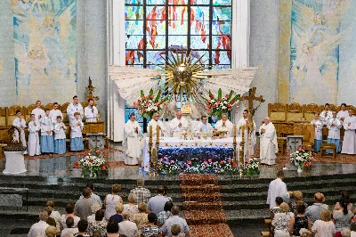 W czwartek 13 czerwca przeżywaliśmy uroczyste Nabożeństwo Fatimskie. Naszym modlitwom przewodniczył ks. Tadeusz Pindara. Kazanie wygłosił ks. Paweł Blat. O godz. 18.40 zostały przedstawione prośby i podziękowania do Matki Bożej Fatimskiej, w intencji których sprawowana była także Msza Święta. Po Mszy Świętej wyruszyła procesja z figurą Matki Bożej i relikwiami świętych Dzieci Fatimskich. Nabożeństwo zakończył Apel Jasnogórski. Dziękujemy parafii pw. Matki Bożej Częstochowskiej (Drabinianka) w Rzeszowie za przygotowanie liturgii oraz parafii pw. Miłosierdzia Bożego (Biała) za prowadzenie modlitwy różańcowej. fot. Joanna Prasoł 