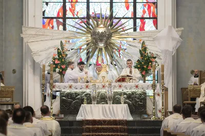 W Wielki Czwartek o godz. 10.00 w naszej Katedrze bp Jan Wątroba przewodniczył Mszy Krzyżma. Jest ona wyrazem jedności i wspólnoty duchowieństwa diecezji. Podczas tej Mszy Świętej biskup poświęcił olej chorych, katechumenów oraz olej krzyżma. Księża koncelebrujący z biskupem Eucharystię odnowili przyrzeczenia kapłańskie.
W koncelebrze wzięli udział bp Kazimierz Górny, bp Edward Białogłowski oraz 204 kapłanów z całej diecezji. W Eucharystii wzięli również udział licznie zebrani ministranci, lektorzy, animatorzy, ceremoniarze, członkowie scholi parafialnych i dziewczęcej służby maryjnej.
Podczas Mszy Świętej zaśpiewał chór Wyższego Seminarium Duchownego pod dyrekcją ks. dra Andrzeja Widaka. Przy organach zasiadł ks. Julian Wybraniec.
Fot. Małgorzata Ryndak