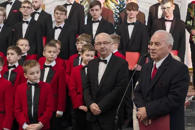 W niedzielę Chrztu Pańskiego w Katedrze Rzeszowskiej wybrzmiały najpiękniejsze polskie kolędy i pastorałki wykonane przez Katedralny Chór Chłopięco-Męski Pueri Cantores Resovienses pod dyrekcją Marcina Florczaka. Chór miał okazję wystąpić kilkukrotnie w Katedrze w czasie liturgicznego okresu Bożego Narodzenia uświetniając swym śpiewem obchodzone uroczystości. Miało to miejsce podczas mszy świętych w niedzielę Świętej Rodziny, w święto św. Jana Apostoła z okazji imienin księdza biskupa Jana Wątroby oraz w uroczystość Objawienia Pańskiego z okazji kolejnej rocznicy przyjęcia sakry biskupiej przez księży biskupów Kazimierza Górnego i Edwarda Białogłowskiego. W ubiegłą niedzielę (9.01) po Mszy Świętej o godz. 12:00 można było znów usłyszeć wiele pięknych, znanych polskich kolęd w wykonaniu chóru, m. in. Bóg się rodzi, Tryumfy Króla Niebieskiego, Przybieżeli do Betlejem czy Cicha noc. Wybrzmiały także mniej znane, ale równie piękne pastorałki: Cicho, cicho pastuszkowie w wykonaniu solisty Eryka Chudzika czy Kołysanka Józefa w wykonaniu solisty Tomasza Nowaka. Solową partią popisał się także Jan Żmuda  w kolędzie Jezus malusieńki. Solistom akompaniował na pianinie chórzysta Maksymilian Rogóż. Chór wykonał także po dwa utwory na głosy męskie (W żłobie leży i Mizerna cicha) oraz na głosy dziecięce (Gore gwiazda i My też pastuszkowie).  Kolędowanie wpisuje się zarówno w kanon liturgii Kościoła katolickiego, jak i w naszą narodową tradycję. Dlatego wszyscy chętnie słuchają tych utworów, jednocześnie włączając się we wspólny śpiew. Także tym razem na zakończenie spotkania Panu Dyrygentowi udało się porwać zgromadzonych wiernych do wspólnego wykonania kolędy Wśród nocnej ciszy. Działalność Katedralnego Chóru Chłopięco-Męskiego Pueri Cantores Resovienses można wesprzeć przekazując 1% podatku na OPP Katolickie Towarzystwo Śpiewacze KRS 0000050601 lub wpłacając darowiznę na cele statutowe na konto bankowe podane na stronie resovienses.org. Beata Świerad fot. Joanna Prasoł