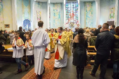 Uroczystość Chrystusa Króla to także święto Akcji Katolickiej i KSM-u. Centralnej uroczystości w Katedrze przewodniczył biskup diecezjalny Jan Wątroba. Eucharystię koncelebrowało 25 księży, wśród nich ks. Stanisław Potera – asystent diecezjalny AK i ks. Tomasz Ryczek – asystent diecezjalny KSM. Po wyznaniu wiary 88 młodych osób złożyło przyrzeczenie Katolickiego Stowarzyszenia Młodzieży. Obrzęd przyrzeczenia prowadził Paweł Grodzki – prezes KSM Diecezji Rzeszowskiej. Ceremonia zakończyła się odśpiewaniem hymnu KSM i zawołaniem: „Przez cnotę, naukę i pracę, służyć Bogu i Ojczyźnie, Gotów!”

Po Komunii św. bp Jan Wątroba, razem z ks. Stanisławem Poterą, wręczył nominacje 20 nowym prezesom oddziałów parafialnych Akcji Katolickiej. Krótkie przemówienia wypowiedzieli kolejno: Jeremi Kalkowski – prezes Zarządu Diecezjalnego Instytutu AK i Paweł Grodzki.

Po Komunii św. wszyscy zebrani uklękli przed Najświętszym Sakramentem. Biskup Ordynariusz odczytał Jubileuszowy Akt Przyjęcia Jezusa Chrystusa za Króla i Pana.

Po Mszy św. bp Jan Wątroba wręczył odznaki i legitymacje nowym członkom KSM.

fot. Fotografiarzeszow