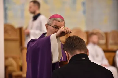 Mszy św. w Środę Popielcową na rozpoczęcie Wielkiego Postu w katedrze rzeszowskiej przewodniczył bp Jan Wątroba. Eucharystię koncelebrowali: ks. Łukasz Cyrnek, ks. Krzysztof Golas, ks. Krzysztof Gołąbek, ks. Sławomir Jeziorski, ks. Dominik Kiełb, ks. Jakub Nagi i ks. Nikodem Rybczyk.
Homilię wygłosił ks. Julian Wybraniec, wikariusz parafii katedralnej. Kaznodzieja w rozważaniu mówił o symbolice popiołu, którym w Środę Popielcową posypuje się głowy uczestników liturgii.
Po homilii odbył się obrzęd wybrania i wpisania imion do księgi katechumenów dwóch kobiet, które, jako dorosłe, przygotowują się do przyjęcia sakramentów inicjacji chrześcijańskiej.
Następnie odbył się obrzęd posypania popiołem.
Podczas Mszy św. posługę muzyczną pełniła Katedralna Schola Liturgiczna. Eucharystia była transmitowana przez Katolickie Radio VIA.
fot. ks. Jakub Oczkowicz