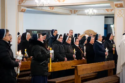 „Nasza wdzięczność jest szczególna wobec osób konsekrowanych za ich czytelne świadectwo wiary i za to, że żyjąc wiarą na co dzień ukazują chrystusowy styl życia” – mówił biskup Jan Wątroba podczas Mszy św. w katedrze rzeszowskiej w święto Ofiarowania Pańskiego. W Eucharystii, z okazji swojego święta patronalnego, uczestniczyły osoby konsekrowane posługujące w diecezji rzeszowskiej.
Mszy św. w katedrze rzeszowskiej przewodniczył bp Jan Wątroba, który modlił się w intencji osób konsekrowanych, przeżywających w święto Ofiarowania Pańskiego (02.02.) swoje święto patronalne. Eucharystię koncelebrował ks. Stanisław Kamiński, wikariusz biskupi ds. zakonnych, a także 9 kapłanów.
Na początku Mszy św. ks. Stanisław Kamiński powitał zebranych i wprowadził w przeżywaną liturgię. Następnie odbył się obrzęd błogosławieństwa świec i procesja z dolnego kościoła do głównej części katedry rzeszowskiej
Homilię wygłosił bp Jan Wątroba, który w pierwszej części, odnosząc się do przeżywanego święta, nawiązał do postawy Matki Najświętszej i św. Józefa. „Maryja uczy nas, że wierność Bogu oznacza wypełnianie prawa Bożego. Ona wypełniła wszystko bez wyjątku. Choć sama nie potrzebowała oczyszczenia, pozostała jednak posłuszna prawu. Skromna, prosta, uboga kobieta, poddana Bogu. W postawie Maryi i Józefa można dostrzec piękną lekcję dla rodziców i wychowawców. Rodzice powinni przedstawiać, czyli zawierzać swoje dzieci Panu Bogu. To jest gest wdzięczności wobec Stwórcy, a także znak wielkiej pokory wobec niełatwej misji rodzicielskiej i wychowawczej. Pełny rozwój człowieka dokonuje się dzięki Bożej łasce, a rodzice powinni się czuć narzędziem Bożej łaski, dlatego powinni często błogosławić swoje dzieci, modlić się za nie i z nimi oraz wciąż na nowo zawierzać je Panu Bogu” – mówił bp Wątroba.
Biskup Rzeszowski odnosząc się do obchodzonego Dnia życia konsekrowanego powiedział: „Trzy elementy wspólnoty: słowo, wierność i otwarcie na Ducha Świętego stanowią istotę życia każdej osoby konsekrowanej. Rozważać słowo Boże, trwać wiernie na modlitwie i być otwartym na to, co Duch Święty chce nam powiedzieć, to wypełnić powołanie do życia konsekrowanego, a jednocześnie wyznać wiarę w Kościół Chrystusowy. Nasza wdzięczność jest szczególna wobec osób konsekrowanych za ich czytelne świadectwo wiary i za to, że żyjąc wiarą na co dzień ukazują chrystusowy styl życia. Towarzyszą nam przez swoją pełną zatroskania miłosierną obecność, ale także przez milczącą obecność przepełnioną modlitwą w intencjach Kościoła, świata, a także poszczególnych osób i wspólnot”.
Po homilii osoby konsekrowane zgromadzone w katedrze odnowiły swoje przyrzeczenia.
Na zakończenie liturgii s. Agata Jakieła CSFN, referentka diecezjalna ds. życia konsekrowanego, podziękowała bp. Janowi Wątrobie za przewodniczenie liturgii i modlitwę w intencji osób życia konsekrowanego.
W Eucharystii w rzeszowskiej katedrze uczestniczyło prawie 100 osób życia konsekrowanego, a pośród nich ojcowie i bracia zakonni, siostry zakonne, wdowy i dziewice konsekrowane oraz członkowie instytutów świeckich. Śpiewy podczas liturgii wykonała Katedralna Schola Liturgiczna pod dyrekcją ks. Juliana Wybrańca, a przy organach zasiadł katedralny organista – Wiesław Siewierski. 

fot. Jola Warchoł