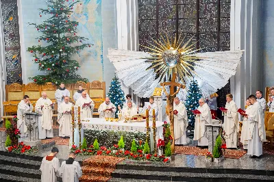 „Nasza wdzięczność jest szczególna wobec osób konsekrowanych za ich czytelne świadectwo wiary i za to, że żyjąc wiarą na co dzień ukazują chrystusowy styl życia” – mówił biskup Jan Wątroba podczas Mszy św. w katedrze rzeszowskiej w święto Ofiarowania Pańskiego. W Eucharystii, z okazji swojego święta patronalnego, uczestniczyły osoby konsekrowane posługujące w diecezji rzeszowskiej.
Mszy św. w katedrze rzeszowskiej przewodniczył bp Jan Wątroba, który modlił się w intencji osób konsekrowanych, przeżywających w święto Ofiarowania Pańskiego (02.02.) swoje święto patronalne. Eucharystię koncelebrował ks. Stanisław Kamiński, wikariusz biskupi ds. zakonnych, a także 9 kapłanów.
Na początku Mszy św. ks. Stanisław Kamiński powitał zebranych i wprowadził w przeżywaną liturgię. Następnie odbył się obrzęd błogosławieństwa świec i procesja z dolnego kościoła do głównej części katedry rzeszowskiej
Homilię wygłosił bp Jan Wątroba, który w pierwszej części, odnosząc się do przeżywanego święta, nawiązał do postawy Matki Najświętszej i św. Józefa. „Maryja uczy nas, że wierność Bogu oznacza wypełnianie prawa Bożego. Ona wypełniła wszystko bez wyjątku. Choć sama nie potrzebowała oczyszczenia, pozostała jednak posłuszna prawu. Skromna, prosta, uboga kobieta, poddana Bogu. W postawie Maryi i Józefa można dostrzec piękną lekcję dla rodziców i wychowawców. Rodzice powinni przedstawiać, czyli zawierzać swoje dzieci Panu Bogu. To jest gest wdzięczności wobec Stwórcy, a także znak wielkiej pokory wobec niełatwej misji rodzicielskiej i wychowawczej. Pełny rozwój człowieka dokonuje się dzięki Bożej łasce, a rodzice powinni się czuć narzędziem Bożej łaski, dlatego powinni często błogosławić swoje dzieci, modlić się za nie i z nimi oraz wciąż na nowo zawierzać je Panu Bogu” – mówił bp Wątroba.
Biskup Rzeszowski odnosząc się do obchodzonego Dnia życia konsekrowanego powiedział: „Trzy elementy wspólnoty: słowo, wierność i otwarcie na Ducha Świętego stanowią istotę życia każdej osoby konsekrowanej. Rozważać słowo Boże, trwać wiernie na modlitwie i być otwartym na to, co Duch Święty chce nam powiedzieć, to wypełnić powołanie do życia konsekrowanego, a jednocześnie wyznać wiarę w Kościół Chrystusowy. Nasza wdzięczność jest szczególna wobec osób konsekrowanych za ich czytelne świadectwo wiary i za to, że żyjąc wiarą na co dzień ukazują chrystusowy styl życia. Towarzyszą nam przez swoją pełną zatroskania miłosierną obecność, ale także przez milczącą obecność przepełnioną modlitwą w intencjach Kościoła, świata, a także poszczególnych osób i wspólnot”.
Po homilii osoby konsekrowane zgromadzone w katedrze odnowiły swoje przyrzeczenia.
Na zakończenie liturgii s. Agata Jakieła CSFN, referentka diecezjalna ds. życia konsekrowanego, podziękowała bp. Janowi Wątrobie za przewodniczenie liturgii i modlitwę w intencji osób życia konsekrowanego.
W Eucharystii w rzeszowskiej katedrze uczestniczyło prawie 100 osób życia konsekrowanego, a pośród nich ojcowie i bracia zakonni, siostry zakonne, wdowy i dziewice konsekrowane oraz członkowie instytutów świeckich. Śpiewy podczas liturgii wykonała Katedralna Schola Liturgiczna pod dyrekcją ks. Juliana Wybrańca, a przy organach zasiadł katedralny organista – Wiesław Siewierski. 

fot. Jola Warchoł