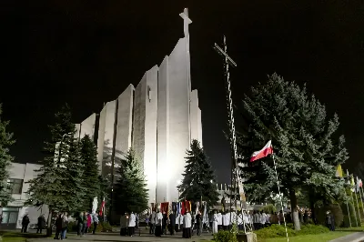 Objawienia Fatimskie to ważny dla katolików znak Bożej Opatrzności i nieustannej opieki Matki Bożej. Fatima to miasto w środkowo-zachodniej Portugalii. To właśnie tam miały miejsce objawienia Najświętszej Maryi Panny w 1917 roku, jakich doświadczyli Łucja Dos Santos oraz Hiacynta i Franciszek Marto – mali pastuszkowie. Maryja ukazywała się dzieciom każdego 13-go dnia miesiąca od maja do października.  Na pamiątkę tychże objawień, Kościół Katolicki uczestniczy w tzw. nabożeństwach fatimskich. Ostatnie z nich miały miejsce 13 października – w naszej Katedrze obecna była również cała wspólnota Wyższego Seminarium Duchownego w Rzeszowie. Uroczystości rozpoczęły się Mszą świętą o godzinie 19:00 pod przewodnictwem księdza rektora Pawła Pietrusiaka, zaś homilię wygłosił ojciec duchowny ks. Andrzej Szpaczyński.  Ojciec Andrzej już na początku wygłaszanego słowa skierował naszą uwagę na wielki cud Eucharystii: „Czy zobaczymy jakiś cud? Czy dany będzie jakiś znak?” – zapytał i od razu odpowiedział: „Nie wiadomo, czy będzie coś niezwykłego, ale jestem przekonany, że będzie cud – cud przemiany chleba i wina w Ciało i Krew Chrystusa – ten cud się dokona”. To bardzo ważne w życiu każdego chrześcijanina, aby nie szukać mistycznych doznań, czy szczególnych znaków od Boga, ale aby ujrzeć największy cud jakim jest Eucharystia. W tym darze możemy uczestniczyć każdego dnia i do tego też jesteśmy zaproszeni.  Po Eucharystii odbyła się procesja z figurą Matki Bożej Fatimskiej oraz Różaniec z rozważaniami przygotowanymi przez diakonów naszej diecezji.  Jesteśmy wdzięczni Panu Bogu za łaskę miłosierdzia i wezwania do pokoju jakie przesłał przez objawienia Pani Fatimskiej i nieustannie prosimy Go, abyśmy coraz mocniej potrafili kochać i dążyć do jedności. Za ten czas wspólnej modlitwy, chwała Panu!  fot. Joanna Prasoł