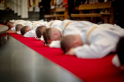 „Na swoje życie i swoje kapłaństwo trzeba popatrzeć w świetle Bożej miłości. Inaczej go nie pojmiemy ani my, ani ci, którzy będą na nas patrzeć” – mówił bp Jan Wątroba podczas Mszy św. z udzieleniem święceń prezbiteratu. 4 czerwca 2022 r. w kościele katedralnym jedenastu diakonów diecezji rzeszowskiej przyjęło sakrament kapłaństwa.
Do grona neoprezbiterów diecezji rzeszowskiej należą: ks. Sebastian Bełz z parafii w Nienadówce, ks. Krzysztof Lampart z parafii w Rudnej Wielkiej, ks. Mateusz Łachmanek z parafii w Lipinkach, ks. Karol Migut z parafii w Jasionce, ks. Marcin Murawski z parafii katedralnej w Rzeszowie, ks. Adrian Pazdan z parafii w Zagorzycach, ks. Tomasz Sienicki z parafii w Bieździedzy, ks. Dominik Świeboda z parafii w Palikówce, ks. Piotr Wąsacz z parafii bł. Władysława Findysza w Rzeszowie, ks. Mateusz Wojtuń z parafii w Święcanach oraz ks. Wiktor Zoła z parafii w Cieklinie.
Mszy św. przewodniczył i święceń udzielił bp Jan Wątroba. Eucharystię koncelebrowało około osiemdziesięciu księży, m.in: przełożeni Wyższego Seminarium Duchownego w Rzeszowie oraz proboszczowie i wikariusze z parafii rodzinnych neoprezbiterów. W Mszy św. uczestniczył abp Edward Nowak, bp Kazimierz Górny i bp Edward Białogłowski.
Zebranych w kościele katedralnym powitał ks. Krzysztof Gołąbek, proboszcz parafii.
W homilii bp Jan Wątroba nawiązał do słów z Ewangelii według św. Jana w których Chrystus tłumaczy co to znaczy być dobrym pasterzem. „Być kapłanem w Kościele Chrystusowym to znaczy mieć udział w Jego pasterskiej misji i stale upodabniać się do Dobrego Pasterza, który zna owce, karmi je, broni i jest gotów oddać życie dla ich dobra” – mówił hierarcha.
Po homilii odbył się obrzędy święceń: przyrzeczenie czci i posłuszeństwa Biskupowi Ordynariuszowi, Litania do Wszystkich Świętych podczas której kandydaci leżeli krzyżem, nałożenie rąk, modlitwa święceń oraz namaszczenie rąk krzyżmem i wręczenie chleba i wina. Podczas Liturgii Eucharystycznej nowo wyświęceni po raz pierwszy wyciągnęli dłonie nad chlebem i winem wypowiadając słowa konsekracji.
Na zakończenie Mszy św. ks. Tomasz Sienicki, podziękował w imieniu nowo wyświęconych wszystkim, którzy przyczynili się do przygotowania ich do kapłaństwa. Słowa wdzięczności, m.in. przełożonym Wyższego Seminarium Duchownego w Rzeszowie i rodzicom neoprezbiterów, wypowiedział bp Jan Wątroba. 
W drodze do zakrystii neoprezbiterzy zatrzymali się przy figurze Matki Bożej Fatimskiej zawierzając swoje kapłaństwo Matce Bożej.
W niedzielę, 5 czerwca, w Uroczystość Zesłania Ducha Świętego, neoprezbiterzy będą sprawować w swoich rodzinnych parafiach uroczyste Msze św. prymicyjne, a w najbliższych tygodniach otrzymają skierowania do parafii.

Fot. ks. Jakub Nagi oraz biala-wrona.pl
