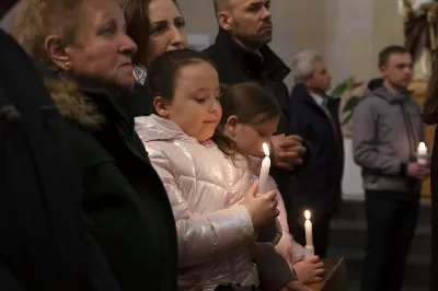 16 kwietnia 2022 r. bp Jan Wątroba przewodniczył liturgii Wigilii Paschalnej w naszej Katedrze. Podczas Mszy Świętej trzy osoby: Justyna, Anna i Nikola przyjęły sakrament chrztu, bierzmowania i Eucharystii.
fot. Joanna Prasoł