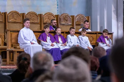 W Środę Popielcową (14 lutego) biskup Jan Wątroba odprawił w katedrze rzeszowskiej Mszę Świętą na rozpoczęcie Wielkiego Postu. Homilię wygłosił ks. dr Paweł Koleśnikowicz, który prowadzi rekolekcje wielkopostne w parafii katedralnej. Podczas Eucharystii odbył się obrzęd posypania głów popiołem. Śpiew podczas liturgii prowadziła Katedralna Schola Liturgiczna. Liturgia była transmitowana przez Radio VIA. fot. Joanna Prasoł