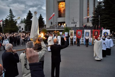 W czwartek 13 maja przeżywaliśmy uroczyste Nabożeństwo Fatimskie. Naszym modlitwom przewodniczył ks. dr Sławomir Jeziorski, prefekt i wykładowca Wyższego Seminarium Duchownego w Rzeszowie. O godz. 18.45 zostały przedstawione prośby i podziękowania do Matki Bożej Fatimskiej, w intencji których sprawowana była także Msza Święta. W koncelebrze uczestniczył ks. Piotr Tarnawski, radca Nuncjatury Apostolskiej w Moskwie, ks. Jan Młynarczyk, emerytowany proboszcz parafii Matki Bożej Królowej Polski i św. Jana Kantego w Sandomierzu i ks. Krzysztof Gołąbek, proboszcz parafii katedralnej i kustosz sanktuarium. Po Mszy Świętej wyruszyła procesja z figurą Matki Bożej. Nabożeństwo zakończył Apel Jasnogórski. fot. Małgorzata Ryndak