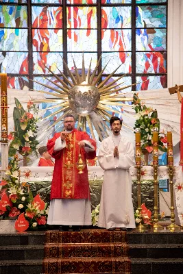 9 kwietnia w Katedrze 42 młodych osób z parafii katedralnej oraz 14 parafii Matki Bożej Częstochowskiej w Rzeszowie (Drabinianka) otrzymało sakrament bierzmowania, którego udzielił bp Jan Wątroba.
Przygotowania młodzieży trwały 2 lata, a odbywały się pod okiem ks. Krzysztofa, ks. Pawła, ks. Szczepana, s. Ewy oraz pani Agnieszki i obejmowały m.in. katechezy, spotkania formacyjne, a także przystąpienie do sakramentu pokuty. We wtorkowy wieczór kandydaci wraz ze swoimi świadkami, rodzicami, chrzestnymi czy też dziadkami zgromadzili się w Katedrze, by prosić o dary Ducha Świętego, umacniające w mężnym wyznawaniu wiary i postępowaniu według jej zasad.
Wszystkich zgromadzonych w świątyni przywitał ks. Krzysztof Gołąbek – proboszcz parafii katedralnej. Mszę Świętą koncelebrowali także ks. Tadeusz Pindara – proboszcz parafii Matki Bożej Częstochowskiej oraz kapłani posługujący w obydwu parafiach.
Następnie prośbę o udzielenie sakramentu bierzmowania zgromadzonym młodym oraz o modlitwę skierowali do Księdza Biskupa rodzice kandydatów.
W homilii bp Jan zachęcił młodych, aby w tym wyjątkowym dniu obrali Ducha Świętego za życiowego przewodnika towarzszącego im przy ważnych wyborach czy podchodzeniu do egzaminów – także tych życiowych. Wyjaśnił również znaczenie imienia Ducha Świętego – Paraklet – które tłumaczone z jęz. greckiego oznacza obrońcę, adwokata – nigdy prokuratora, nawet nie sędziego.
Będziecie moimi świadkami, gdy was umocni Duch Święty – mówi Pan Jezus. Niech nie będzie niedzieli i uroczystości bez udziału we Mszy Świętej – to jest moment dawania świadectwa. Właśnie przez zaangażowane, pełne uczestnictwo w najpiękniejszej modlitwie, jaką ma Kościół, czyli w Mszy Świętej, zdacie egzamin ze swojej dojrzałości chrześcijańskiej.
Na koniec celebrans odwołał się do obchodzonej poprzedniego dnia Uroczystości Zwiastowania Pańskiego i postawy Maryi wobec planu Bożego w Jej życiu oraz drogi, przez którą prowadził Ją Duch Święty. Podkreślił, że właśnie Maryja uczy, jak być uczennicą Ducha Świętego.
Po homilii miało miejsce odnowienie przyrzeczeń chrzcielnych. Następnie odbyła się najważniejsza część uroczystości – modlitwa Księdza Biskupa oraz namaszczenie krzyżmem każdego kandydata.
Sakrament bierzmowania jest koniecznym dopełnieniem sakramentu chrztu i wiąże się również z obraniem konkretnego patrona, którego życie i przymioty są wzorem dla młodego człowieka otrzymującego Ducha Świętego. Kandydat do bierzmowania ma więc okazję wybrać sobie świętego czy błogosławionego, którego droga do świętości najbardziej go zachwyciła. Może być to patron, którego imię nosi już od chrztu; może też wybrać sobie drugiego patrona. 
W związku z tym podczas namaszczenia krzyżmem biskup zwraca się do bierzmowanego nowo wybranym imieniem.
Po liturgii sakramentu bierzmowania miała miejsce modlitwa powszechna i liturgia eucharystyczna. Na koniec młodzi złożyli podziękowania Księdzu Biskupowi, Księżom Proboszczom oraz wszystkim, którzy poprzez swój wkład, posługę i zaangażowanie przyczynili się do przygotowania oraz przeżycia tej wyjątkowej uroczystości. Pamiątką było wspólne zdjęcie po zakończonej Mszy Świętej.
Posługę muzyczną w czasie uroczystości pełniła Katedralna Schola Liturgiczna pod dyrekcją ks. Juliana Wybrańca.

fot. Leszek Drzał
