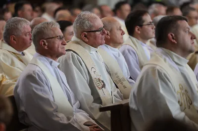 „Eucharystia powinna nas prowadzić do odkrycia kapłańskiej misji Ludu Bożego, kapłańskiej misji każdego z nas” – powiedział Biskup Rzeszowski podczas Mszy Wieczerzy Pańskiej, której przewodniczył w katedrze rzeszowskiej w Wielki Czwartek, 2 kwietnia 2026 r.
Podczas uroczystej liturgii Wielkiego Czwartku w katedrze rzeszowskiej, której przewodniczył bp Jan Wątroba, wierni zostali zaproszeni do refleksji nad tajemnicą Eucharystii, kapłaństwa oraz powołania całego Ludu Bożego do udziału w misji Chrystusa. Na zakończenie homilii biskup zachęcił do szczególnej modlitwy za kapłanów, zwłaszcza tych przeżywających trudności i kryzysy. „Panie Jezu, dobry pasterzu i towarzyszu wędrówki, dziś powierzamy Ci wszystkich kapłanów, ale zwłaszcza tych, którzy przechodzą chwilę kryzysu” – powiedział Biskup Rzeszowski. Wezwał także wspólnotę wiernych do troski o kapłanów poprzez modlitwę, życzliwość i wsparcie.
Wielkoczwartkowa liturgia w katedrze rzeszowskiej stała się nie tylko dziękczynieniem za dar Eucharystii i kapłaństwa, ale także wezwaniem do odnowienia świadomości odpowiedzialności każdego wiernego za życie Kościoła i świadectwo wiary w świecie. fot. ks. Jakub Oczkowicz