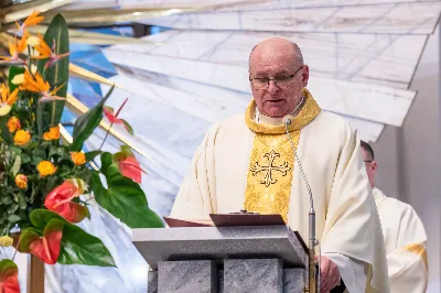 O świcie w Niedzielę Zmartwychwstania została odprawiona uroczysta Mszy św. w rzeszowskiej katedrze. Eucharystię poprzedziła procesja rezurekcyjna z Najświętszym Sakramentem. W oprawie muzycznej celebracji wziął udział katedralny chór chłopięco-męski Pueri Cantores Resovienses oraz katedralna orkiestra dęta.
Dnia 31 marca 2024 r. o godz. 6 w rzeszowskiej katedrze na rozpoczęcie procesji rezurekcyjnej rozbrzmiało zawołanie: „Chrystus zmartwychwstał, prawdziwie zmartwychwstał”. Wyrazem radości paschalnej była procesja z Najświętszym Sakramentem dokoła katedry z udziałem licznie zgromadzonych wiernych, straży grobowej i orkiestry dętej.
Po zakończonej procesji, została odprawiona uroczysta Eucharystia pod przewodnictwem ks. Krzysztofa Gołąbka, prepozyta rzeszowskiej kapituły katedralnej i proboszcza miejscowej wspólnoty parafialnej. Homilię wygłosił ks. Michał Rurak, penitencjarz kapituły, który zachęcał do zgłębiania tajemnicy zmartwychwstania.

„Zmartwychwstania jest czymś jedynym i wyjątkowym w swoim rodzaju. Łatwo napisać i powiedzieć czym zmartwychwstanie nie jest. Ale napisać i powiedzieć czym zmartwychwstanie jest, to zadanie na całe życie, i to nie tylko dla teologa czy księdza. To zadanie dla każdego z nas. Najważniejsze zadanie w życiu, bo ono zdecyduje co z nami będzie” – mówił kaznodzieja.
Ks. Rurak ukazał konsekwencje zmartwychwstania Chrystusa dla każdego wierzącego w kontekście całej historii Boga i człowieka. Mówił: „Zmartwychwstanie nie dotyczy tylko przyszłości, czasu po śmierci. Ono ma także znaczenie dla naszej doczesności. Bo skoro życie ma prowadzić do Zmartwychwstania, to znaczy, że ma wartość samo w sobie, że trzeba je szanować i jak najlepiej przeżyć.”
Na zakończenie Eucharystii transmitowanej przez katolickie Radio „VIA”, katedralny chór chłopięco-męski Pueri Cantores Resovienses pod dyrekcją Aleksandry Fiołek-Matuszewskiej wykonał uroczyste „Alleluja” z oratorium G.F. Haendla. Po zakończonej Mszy św. rezurekcyjnej katedralna orkiestra dęta pod batutą Tadeusza Cielaka odegrała radosne utwory wielkanocne. fot. Joanna Prasoł