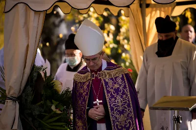 W czwartek 5 listopada o godz. 11.00 Mszą Świętą pogrzebową pożegnaliśmy śp. ks. inf. Stanisława Maca - pierwszego proboszcza i budowniczego Rzeszowskiej Katedry, byłego prepozyta Kapituły Katedralnej i długoletniego dziekana dekanatu Rzeszów – Katedra.  Mszy Świętej przewodniczył bp Jan Wątroba, homilię wygłosił ks. Stanisław Potera. W koncelebrze uczestniczył bp Stanisław Jamrozek - biskup pomocniczy przemyski i ok. 50 księży. fot. Dariusz Kamiński Fotografiarzeszow