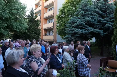 W sobotę 12 maja o godz.19.00 w ramach corocznych nabożeństw majowych przy kapliczkach osiedlowych w naszej parafii, przy ul. Cichej przy figurze Matki Bożej modlitwy poprowadził ks. Krzysztof Gołąbek - proboszcz Katedry. Kantorem był organista Wiesław Siewierski. fot. Rafał Waszczak