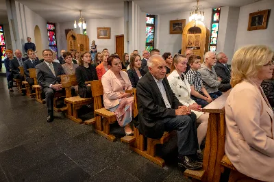 „Na swoje życie i swoje kapłaństwo trzeba popatrzeć w świetle Bożej miłości. Inaczej go nie pojmiemy ani my, ani ci, którzy będą na nas patrzeć” – mówił bp Jan Wątroba podczas Mszy św. z udzieleniem święceń prezbiteratu. 4 czerwca 2022 r. w kościele katedralnym jedenastu diakonów diecezji rzeszowskiej przyjęło sakrament kapłaństwa.
Do grona neoprezbiterów diecezji rzeszowskiej należą: ks. Sebastian Bełz z parafii w Nienadówce, ks. Krzysztof Lampart z parafii w Rudnej Wielkiej, ks. Mateusz Łachmanek z parafii w Lipinkach, ks. Karol Migut z parafii w Jasionce, ks. Marcin Murawski z parafii katedralnej w Rzeszowie, ks. Adrian Pazdan z parafii w Zagorzycach, ks. Tomasz Sienicki z parafii w Bieździedzy, ks. Dominik Świeboda z parafii w Palikówce, ks. Piotr Wąsacz z parafii bł. Władysława Findysza w Rzeszowie, ks. Mateusz Wojtuń z parafii w Święcanach oraz ks. Wiktor Zoła z parafii w Cieklinie.
Mszy św. przewodniczył i święceń udzielił bp Jan Wątroba. Eucharystię koncelebrowało około osiemdziesięciu księży, m.in: przełożeni Wyższego Seminarium Duchownego w Rzeszowie oraz proboszczowie i wikariusze z parafii rodzinnych neoprezbiterów. W Mszy św. uczestniczył abp Edward Nowak, bp Kazimierz Górny i bp Edward Białogłowski.
Zebranych w kościele katedralnym powitał ks. Krzysztof Gołąbek, proboszcz parafii.
W homilii bp Jan Wątroba nawiązał do słów z Ewangelii według św. Jana w których Chrystus tłumaczy co to znaczy być dobrym pasterzem. „Być kapłanem w Kościele Chrystusowym to znaczy mieć udział w Jego pasterskiej misji i stale upodabniać się do Dobrego Pasterza, który zna owce, karmi je, broni i jest gotów oddać życie dla ich dobra” – mówił hierarcha.
Po homilii odbył się obrzędy święceń: przyrzeczenie czci i posłuszeństwa Biskupowi Ordynariuszowi, Litania do Wszystkich Świętych podczas której kandydaci leżeli krzyżem, nałożenie rąk, modlitwa święceń oraz namaszczenie rąk krzyżmem i wręczenie chleba i wina. Podczas Liturgii Eucharystycznej nowo wyświęceni po raz pierwszy wyciągnęli dłonie nad chlebem i winem wypowiadając słowa konsekracji.
Na zakończenie Mszy św. ks. Tomasz Sienicki, podziękował w imieniu nowo wyświęconych wszystkim, którzy przyczynili się do przygotowania ich do kapłaństwa. Słowa wdzięczności, m.in. przełożonym Wyższego Seminarium Duchownego w Rzeszowie i rodzicom neoprezbiterów, wypowiedział bp Jan Wątroba. 
W drodze do zakrystii neoprezbiterzy zatrzymali się przy figurze Matki Bożej Fatimskiej zawierzając swoje kapłaństwo Matce Bożej.
W niedzielę, 5 czerwca, w Uroczystość Zesłania Ducha Świętego, neoprezbiterzy będą sprawować w swoich rodzinnych parafiach uroczyste Msze św. prymicyjne, a w najbliższych tygodniach otrzymają skierowania do parafii.

Fot. ks. Jakub Nagi oraz biala-wrona.pl
