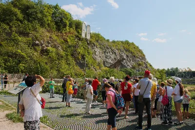 W ostatnią sobotę sierpnia katedralni parafianie pod opieką księdza proboszcza Krzysztofa Gołąbka pielgrzymowali do klasztoru na Świętym Krzyżu oraz Kielc.
Pierwszym punktem był spacer na platformę widokowo-obserwacyjną, gdzie mogliśmy podziwiać jedne z największych gołoborzy w Polsce. Gołoborza łysogórskie tworzą interesujące pola kamieni pośród lasów Puszczy Jodłowej. Nasyceni malowniczymi widokami udaliśmy się do Klasztoru Oblatów, gdzie z przewodnikiem zwiedziliśmy kryptę księcia Jeremiego Wiśniowieckiego, poznaliśmy historię powstawania Klasztoru oraz jego burzliwe dzieje. Zwiedziliśmy muzeum misyjne Ojców Oblatów i dotarliśmy do kaplicy, gdzie znajdują się relikwie drzewa Krzyża Świętego. W skupieniu i refleksji uczestniczyliśmy w modlitwie, błogosławieństwie i ucałowaniu relikwiarza.
Najważniejszym punktem na naszym pielgrzymim szlaku była Msza Święta sprawowana przez księdza proboszcza Krzysztofa Gołąbka w intencjach wszystkich uczestników pielgrzymki. Była ona dla nas szczególnym przeżyciem, ponieważ była odprawiana w Bazylice Mniejszej pw. Trójcy Świętej, sąsiadującej z kaplicą, w której znajduje się cząstka Ziemi Świętej – relikwie Świętego Krzyża. Po Mszy Świętej przyszedł czas na indywidualne zwiedzanie – wykorzystaliśmy go, aby wejść na platformę widokową wieży, skąd rozpościerają się wspaniałe i zachwycające widoki.
Następnie pojechaliśmy do Kielc, gdzie przy słonecznej pogodzie spacerowaliśmy po Rezerwacie Kadzielnia, podziwiając dawny kamieniołom, Skałkę Geologów, Pomnik Dekalogu oraz amfiteatr kielecki.
Z uwagi na wspaniały wystrój i wyjątkowe zabytki Bazyliki Katedralnej Wniebowzięcia Najświętszej Maryi Panny, ta świątynia na długo pozostanie w naszej pamięci. Podziwialiśmy również znajdujący się obok Bazyliki były Pałac Biskupów Krakowskich (obecnie znajduje się tam Muzeum Narodowe) oraz znajdujący się za nim ogród włoski.
Wycieczkę zakończyliśmy spacerem po rynku kieleckim, gdzie mogliśmy zobaczyć wyjątkowe mieszczańskie kamienice sprzed 150 lat.
Czas pielgrzymki był dla wszystkich pielgrzymów dobrze i owocnie spędzonym dniem. Nie zabrakło w nim modlitwy i refleksji, a także zachwytu nad pięknem przyrody i historycznymi zabytkami. Zachęcamy wszystkich do udziału w kolejnych pielgrzymkach.
Agnieszka i Arkadiusz Sowa
fot. Andrzej Kotowicz 