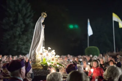 "Gwiazdo śliczna, wspaniała, o fatimska Maryja! Do Ciebie się uciekamy, o Maryjo, Maryjo!" Słowami tej pieśni licznie zgromadzeni w katedralnej świątyni wierni rozpoczęli kolejne w tym roku uroczyste nabożeństwo fatimskie. Wrześniowej modlitwie przewodniczyła parafia pw. Św. Michała Archanioła w Rzeszowie. Wielu parafian przybyło do Katedry w pieszej pielgrzymce pod przewodnictwem księdza Czesława Matuły. Przed Mszą Świętą, przy figurze Pani Fatimskiej, dk. Marcin Murawski odczytał liczne prośby i podziękowania do Matki Bożej. Uroczystej Eucharystii przewodniczył oraz Słowo Boże wygłosił proboszcz parafii pw. Św. Michała Archanioła w Rzeszowie - ks. Michał Bator. Kaznodzieja ukazał wartość i moc modlitwy. Za wzór postawił setnika, który spotyka się z czułym Jezusem. Tak jak Bóg znał potrzeby setnika, tak samo zna i nasze potrzeby i problemy. Jednak, jak przypomniał ks. Michał, każdy z nas musi przyjąć postawę setnika: uznać swój grzech i swoją niemoc. Wtedy Bóg będzie mógł działać w naszym życiu. W dalszej części homilii kaznodzieja przypomniał sylwetkę błogosławionej matki Elżbiety Czackiej, będącej dla nas wzorem cierpliwości i oczekiwania. Potrzebujemy czasu, aby łaska Boża przemieniła nasze serce – przypomniał kaznodzieja. Ta cierpliwość pomaga odkrywać Boży plan na nasze życie. Po zakończeniu Eucharystii wszyscy zgromadzeni wyruszyli w procesji różańcowej z figurą Matki Bożej Fatimskiej oraz relikwiami błogosławionych Hiacynty i Franciszka. Wierni prosili, aby Boże słowo wypełniało się w ich codzienności. Tej części nabożeństwa przewodniczył ks. Jakub Oczkowicz wraz z przedstawicielami parafii pw. Św. Michała Archanioła. Wspólną modlitwę zakończyło odśpiewanie Apelu Jasnogórskiego oraz adoracja Najświętszego Sakramentu. Na koniec ks. Krzysztof Gołąbek – proboszcz Katedry, dziękując wszystkim za obecność i wspólne czuwanie przy Matce Bożej, zaprosił na ostatnie w tym roku, październikowe nabożeństwo fatimskie.  fot. Małgorzata Ryndak