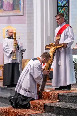 Liturgia Męki Pańskiej rozpoczęła się od procesji wejścia w zupełnej ciszy i gestu prostracji – pokornego padnięcia twarzą do ziemi głównego celebransa – Biskupa Rzeszowskiego Jana Wątroby. Drugim etapem nabożeństwa była Liturgia Słowa. Jej centrum stanowiła Męka Pańska w relacji wg św. Jana – odśpiewana przez ks. Juliana Wybrańca, kl. Dawida Piroga oraz kl. Karola Baraniewicza, z partiami tłumu wykonanymi przez Katedralny Chór Chłopięco-Męski Pueri Cantores Resovienses (tenory i basy), pod dyrekcją ks. dra Andrzeja Widaka we współpracy z Angelą Pacutą i Edytą Kotulą, dyrygentkami chóru.

W homilii bp Jan Wątroba zapraszał do odczytania na nowo sensu krzyża Jezusa i Jego Orędzia.

Trzecią częścią liturgii była adoracja krzyża. W pierwszej kolejności krzyż adorowali poprzez ucałowanie: Ksiądz Biskup, księża z Wyższego Seminarium Duchownego w Rzeszowie, księża katedralni oraz siostry zakonne. Następnie hołd krzyżowi oddali wszyscy wierni, wpatrując się w krzyż trzymany przez ks. Krzysztofa Gołąbka, proboszcza katedry.

Ostatnią częścią liturgii był obrzęd Komunii św. zakończony przeniesieniem Pana Jezusa w monstrancji do tzw. Bożego grobu. W tym roku dekoracja grobu nawiązuje do przeżywanego roku duszpasterskiego pt. „Wierzę w Kościół Chrystusowy”. Projekt autorstwa ks. Pawła Wójcika, wikariusza katedralnego, zachęca do pogłębienia relacji z Jezusem i jak wzywa napis umieszczony na grobie do „zakorzenienia w Kościele Chrystusa”.
fot. Joanna Prasoł 