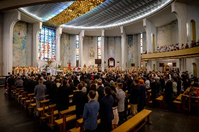 „Na swoje życie i swoje kapłaństwo trzeba popatrzeć w świetle Bożej miłości. Inaczej go nie pojmiemy ani my, ani ci, którzy będą na nas patrzeć” – mówił bp Jan Wątroba podczas Mszy św. z udzieleniem święceń prezbiteratu. 4 czerwca 2022 r. w kościele katedralnym jedenastu diakonów diecezji rzeszowskiej przyjęło sakrament kapłaństwa.
Do grona neoprezbiterów diecezji rzeszowskiej należą: ks. Sebastian Bełz z parafii w Nienadówce, ks. Krzysztof Lampart z parafii w Rudnej Wielkiej, ks. Mateusz Łachmanek z parafii w Lipinkach, ks. Karol Migut z parafii w Jasionce, ks. Marcin Murawski z parafii katedralnej w Rzeszowie, ks. Adrian Pazdan z parafii w Zagorzycach, ks. Tomasz Sienicki z parafii w Bieździedzy, ks. Dominik Świeboda z parafii w Palikówce, ks. Piotr Wąsacz z parafii bł. Władysława Findysza w Rzeszowie, ks. Mateusz Wojtuń z parafii w Święcanach oraz ks. Wiktor Zoła z parafii w Cieklinie.
Mszy św. przewodniczył i święceń udzielił bp Jan Wątroba. Eucharystię koncelebrowało około osiemdziesięciu księży, m.in: przełożeni Wyższego Seminarium Duchownego w Rzeszowie oraz proboszczowie i wikariusze z parafii rodzinnych neoprezbiterów. W Mszy św. uczestniczył abp Edward Nowak, bp Kazimierz Górny i bp Edward Białogłowski.
Zebranych w kościele katedralnym powitał ks. Krzysztof Gołąbek, proboszcz parafii.
W homilii bp Jan Wątroba nawiązał do słów z Ewangelii według św. Jana w których Chrystus tłumaczy co to znaczy być dobrym pasterzem. „Być kapłanem w Kościele Chrystusowym to znaczy mieć udział w Jego pasterskiej misji i stale upodabniać się do Dobrego Pasterza, który zna owce, karmi je, broni i jest gotów oddać życie dla ich dobra” – mówił hierarcha.
Po homilii odbył się obrzędy święceń: przyrzeczenie czci i posłuszeństwa Biskupowi Ordynariuszowi, Litania do Wszystkich Świętych podczas której kandydaci leżeli krzyżem, nałożenie rąk, modlitwa święceń oraz namaszczenie rąk krzyżmem i wręczenie chleba i wina. Podczas Liturgii Eucharystycznej nowo wyświęceni po raz pierwszy wyciągnęli dłonie nad chlebem i winem wypowiadając słowa konsekracji.
Na zakończenie Mszy św. ks. Tomasz Sienicki, podziękował w imieniu nowo wyświęconych wszystkim, którzy przyczynili się do przygotowania ich do kapłaństwa. Słowa wdzięczności, m.in. przełożonym Wyższego Seminarium Duchownego w Rzeszowie i rodzicom neoprezbiterów, wypowiedział bp Jan Wątroba. 
W drodze do zakrystii neoprezbiterzy zatrzymali się przy figurze Matki Bożej Fatimskiej zawierzając swoje kapłaństwo Matce Bożej.
W niedzielę, 5 czerwca, w Uroczystość Zesłania Ducha Świętego, neoprezbiterzy będą sprawować w swoich rodzinnych parafiach uroczyste Msze św. prymicyjne, a w najbliższych tygodniach otrzymają skierowania do parafii.

Fot. ks. Jakub Nagi oraz biala-wrona.pl
