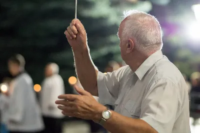 W piątek 13 sierpnia przeżywaliśmy kolejne w tym roku Nabożeństwo Fatimskie. O godz. 18.40 zostały przedstawione prośby i podziękowania do Matki Bożej Fatimskiej, w intencji których sprawowana była także Msza Święta. Eucharystii przewodniczył ks. Piotr Fortuna (proboszcz parafii Rzeszów-Matysówka), homilię zaś wygłosił ks. Jan Pyziak (proboszcz parafii Rzeszów-Matysówka w latach 1985-2018). Po Mszy Świętej wyruszyła procesja z figurą Matki Bożej, podczas której modlitwę różańcową prowadzili przedstawiciele parafii Rzeszów-Zalesie wraz ze swoim duszpasterzem ks. Marcinem Jaraczem. Modlitwę ubogaciła obecność Orkiestry Dętej pod dyrekcją Tadeusza Cielaka. Nabożeństwo zakończył Apel Jasnogórski. fot. Małgorzata Ryndak