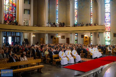 27 maja 2023 r. w Katedrze Rzeszowskiej sześciu diakonów naszej diecezji przyjęło sakrament kapłaństwa.
Do grona neoprezbiterów diecezji rzeszowskiej należą: ks. Mikołaj Czurczak z parafii pw. Znalezienia Krzyża Świętego w Niebylcu, ks. Sebastian Drzał z parafii pw. Miłosierdzia Bożego w Łukawcu, ks. Damian Knapik z parafii pw. Najświętszego Serca Pana Jezusa w Pagorzynie, ks. Michał Mycek z parafii pw. Narodzenia Najświętszej Maryi Panny w Sędziszowie Małopolskim, ks. Jakub Ochoński z parafii pw. Św. Michała Archanioła w Rzeszowie, ks. Rafał Szpunar z parafii pw. Św. Stanisława Kostki w Jasionce.
Mszy św. przewodniczył i święceń udzielił biskup Jan Wątroba. Eucharystię koncelebrowało około 70 księży, m.in: przełożeni Wyższego Seminarium Duchownego w Rzeszowie oraz proboszczowie i wikariusze z parafii rodzinnych neoprezbiterów. W Eucharystii uczestniczył arcybiskup Edward Nowak, biskup Kazimierz Górny i biskup Edward Białogłowski.
W niedzielę, 28 maja, w Uroczystość Zesłania Ducha Świętego, neoprezbiterzy będą sprawować w swoich rodzinnych parafiach uroczyste Msze św. prymicyjne, a w najbliższych tygodniach otrzymają skierowania do parafii. 
fot. Piotr Szorc