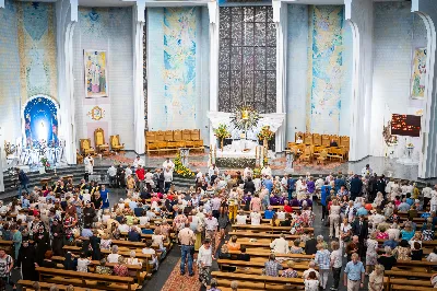 W środę 13 września przeżywaliśmy kolejne w tym roku Nabożeństwo Fatimskie. O godz. 18.40 zostały przedstawione prośby i podziękowania do Matki Bożej Fatimskiej, w intencji których sprawowana była także Msza Święta. Eucharystii przewodniczył i homilię wygłosił ks. Marek Kotwa – wikariusz parafii pw. Św. Michała Archanioła w Rzeszowie. Po Mszy Świętej wyruszyła procesja z figurą Matki Bożej, podczas której modlitwę różańcową prowadzili przedstawiciele parafii pw. Św. Jadwigi Królowej wraz ze swoimi duszpasterzami: ks. Tomaszem Gałuszką oraz ks. Łukaszem Mariuszycem, zaś figurę Matki Bożej nieśli przedstawiciele Bractwa św. Michała Archanioła, Rycerzy Kolumba oraz Związku Strzeleckiego "Strzelec". Modlitwę ubogaciła obecność Orkiestry Dętej pod dyrekcją Tadeusza Cielaka. Nabożeństwo zakończył Apel Jasnogórski. fot. Jola Warchoł