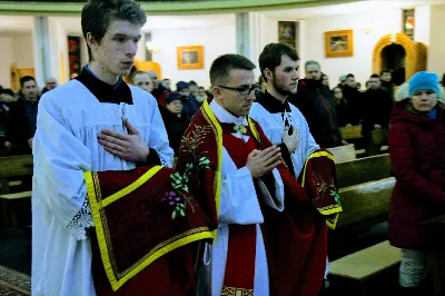 W półmroku rzeszowskiej Katedry, przy muzyce organowej wielkich mistrzów, licznie zgromadzeni wierni uczestniczyli w Drodze Krzyżowej malowanej muzyką organową. Zabrzmiały utwory takich kompozytorów jak J.S. Bach, F. Mendelssohn-Bartholdy, J. Renner jun. czy M. Surzyński. Przy organach zasiedli: dr Tomasz Zając oraz Michał Dziki. fot. Andrzej Kotowicz