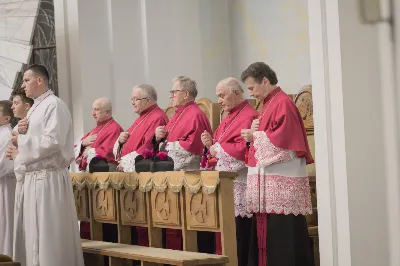 W czwartek 18 listopada, we wspomnienie bł. Karoliny Kózkówny – współpatronki Diecezji Rzeszowskiej, w Katedrze Rzeszowskiej o godz. 18.00 miała miejsce uroczysta Msza Święta, podczas której w poczet Kapituły Katedralnej został włączony ks. Michał Rurak. W uroczystości uczestniczyli przedstawiciele Kapituły Katedralnej, przedstawiciel Kapituły Archikatedralnej w Przemyślu – ks. Mieczysław Rusin oraz kapłani posługujący w Katedrze Rzeszowskiej. Mszy Świętej przewodniczył ks. Krzysztof Gołąbek – proboszcz Katedry i prepozyt Kapituły Katedralnej, homilię zaś wygłosił ks. dr Krzysztof Golas. Uroczystość rozpoczęła się odczytaniem przez ks. Jana Szczupaka – dziekana Kapituły Katedralnej – dekretu biskupa Jana Wątroby o włączeniu ks. Michała Ruraka do grona kanoników oraz o ustanowieniu go Kanonikiem Penitencjarzem kościoła Katedralnego w Rzeszowie. Następnie prepozyt Kapituły poświęcił dystynktorium kanonickie i wprowadził nowego kanonika w urząd. Ten zaś w stroju chórowym zajął miejsce w katedralnych stallach. Nowy kanonik po homilii złożył wyznanie wiary związane z obejmowaniem urzędu w kościele. Tytuł kanonika przyznawany jest przez biskupa diecezji jako wyróżnienie za zaangażowanie kapłana w życie Kościoła. Historycznie kanonikami byli księża skupieni wokół biskupa, któremu pomagali w zarządzaniu lokalnym Kościołem. Obowiązani byli określoną regułą, czyli kanonem praw: stąd pochodzi nazwa „kanonik”. Kapituła katedralna w Rzeszowie jest kolegium kapłanów diecezji rzeszowskiej, powołanym 22 lutego 1993 r. przez Stolicę Apostolską na wniosek biskupa rzeszowskiego Kazimierza Górnego. Zadaniem Kapituły jest sprawowanie bardziej uroczystych czynności liturgicznych w kościele katedralnym, troska o rozwój instytucji duszpasterskich i wychowawczych w diecezji oraz pełnienie zadań zleconych jej przez prawo lub biskupa diecezjalnego. Przedstawiciel Kapituły może uczestniczyć w wizytacjach kanonicznych parafii dokonywanych przez księży biskupów. Kanonicy zajmują miejsca w stallach według ustalonej kolejności podyktowanej datą ich nominacji. Pierwsze miejsce w stallach po prawej stronie jest przeznaczone dla prepozyta, a po stronie lewej dla dziekana. Na czele Kapituły stoi prepozyt, który jest jej przewodniczącym. Obecnie funkcję tę pełni proboszcz Katedry ks. Krzysztof Gołąbek. Statuty Kapituły Katedralnej w Rzeszowie wymieniają jeszcze pięć innych urzędów: •	dziekan (ks. Jan Szczupak) – zastępca prepozyta: służy mu pomocą, zastępuje go w razie nieobecności, uzgadnia udział Kapituły w uroczystościach religijnych i patriotycznych, •	scholastyk (ks. inf. Wiesław Szurek) – odpowiedzialny za archiwum, bibliotekę, •	skarbnik (ks. Stanisław Potera) – odpowiedzialny za finanse kapituły, •	penitencjarz (ks. Michał Rurak) – spowiednik w kościele katedralnym, •	sekretarz (ks. Józef Kula). Strój chórowy Rzeszowskiej Kapituły Katedralnej stanowi czarna sutanna z fioletowymi guzikami i obszywkami, rokieta, biret z fioletowym pomponem, mantolet koloru czarnego obszyty fioletowym sznurkiem, łańcuch z dystynktorium w kształcie krzyża, z podobizną św. Józefa Sebastiana Pelczara – patrona diecezji – oraz pierścień. Strój chórowy obowiązuje kanoników podczas uroczystości kościelnych, zwłaszcza z udziałem biskupa rzeszowskiego, na terenie diecezji rzeszowskiej. Odznaczenia kanonickie są dożywotnie. Ks. Kanonikowi Michałowi Rurakowi serdecznie gratulujemy oraz życzymy wielu łask Bożych w posłudze w Rzeszowskiej Katedrze dla dobra kościoła parafialnego i diecezjalnego. Ks. Michał Rurak urodził się w 1957 r. w Kamieniu. Szkołę podstawową ukończył w Cholewianej Górze. Swą naukę kontynuował w Liceum Ogólnokształcącym w Rudniku, a w 1976 r. wstąpił do Wyższego Seminarium Duchownego w Przemyślu. 20 czerwca 1982 r. przyjął święcenia kapłańskie z rąk biskupa Ignacego Tokarczuka. Posługiwał w parafiach: Rymanów Zdrój (1982-1985), Rzeszów – Matki Bożej Różańcowej (1985-1987), Przemyśl – Św. Benedykta, Cyryla i Metodego (1987-1989), Chmielnik (1989-1992). W 1992 r. został proboszczem w Cieklinie. Od 1993 r. posługuje w Katedrze Rzeszowskiej. Fot. Małgorzata Ryndak