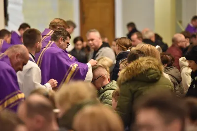 Mszy św. w Środę Popielcową na rozpoczęcie Wielkiego Postu w katedrze rzeszowskiej przewodniczył bp Jan Wątroba. Eucharystię koncelebrowali: ks. Łukasz Cyrnek, ks. Krzysztof Golas, ks. Krzysztof Gołąbek, ks. Sławomir Jeziorski, ks. Dominik Kiełb, ks. Jakub Nagi i ks. Nikodem Rybczyk.
Homilię wygłosił ks. Julian Wybraniec, wikariusz parafii katedralnej. Kaznodzieja w rozważaniu mówił o symbolice popiołu, którym w Środę Popielcową posypuje się głowy uczestników liturgii.
Po homilii odbył się obrzęd wybrania i wpisania imion do księgi katechumenów dwóch kobiet, które, jako dorosłe, przygotowują się do przyjęcia sakramentów inicjacji chrześcijańskiej.
Następnie odbył się obrzęd posypania popiołem.
Podczas Mszy św. posługę muzyczną pełniła Katedralna Schola Liturgiczna. Eucharystia była transmitowana przez Katolickie Radio VIA.
fot. ks. Jakub Oczkowicz