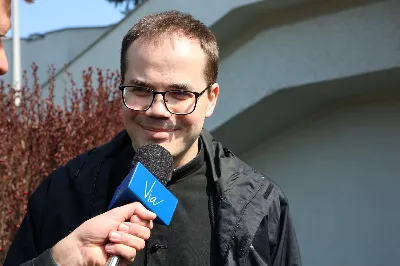 „Eucharystia powinna nas prowadzić do odkrycia kapłańskiej misji Ludu Bożego, kapłańskiej misji każdego z nas” – powiedział Biskup Rzeszowski podczas Mszy Wieczerzy Pańskiej, której przewodniczył w katedrze rzeszowskiej w Wielki Czwartek, 2 kwietnia 2026 r.
Podczas uroczystej liturgii Wielkiego Czwartku w katedrze rzeszowskiej, której przewodniczył bp Jan Wątroba, wierni zostali zaproszeni do refleksji nad tajemnicą Eucharystii, kapłaństwa oraz powołania całego Ludu Bożego do udziału w misji Chrystusa. Na zakończenie homilii biskup zachęcił do szczególnej modlitwy za kapłanów, zwłaszcza tych przeżywających trudności i kryzysy. „Panie Jezu, dobry pasterzu i towarzyszu wędrówki, dziś powierzamy Ci wszystkich kapłanów, ale zwłaszcza tych, którzy przechodzą chwilę kryzysu” – powiedział Biskup Rzeszowski. Wezwał także wspólnotę wiernych do troski o kapłanów poprzez modlitwę, życzliwość i wsparcie.
Wielkoczwartkowa liturgia w katedrze rzeszowskiej stała się nie tylko dziękczynieniem za dar Eucharystii i kapłaństwa, ale także wezwaniem do odnowienia świadomości odpowiedzialności każdego wiernego za życie Kościoła i świadectwo wiary w świecie. fot. ks. Jakub Oczkowicz