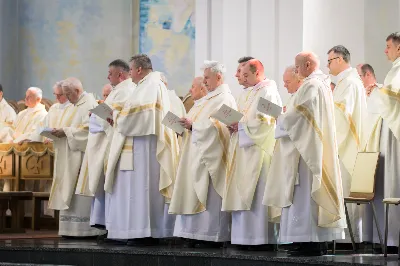 W Wielki Czwartek o godz. 10.00 w naszej Katedrze bp Jan Wątroba przewodniczył Mszy Krzyżma. Jest ona wyrazem jedności i wspólnoty duchowieństwa diecezji. Podczas tej Mszy Świętej biskup poświęcił olej chorych, katechumenów oraz olej krzyżma. Księża koncelebrujący z biskupem Eucharystię odnowili przyrzeczenia kapłańskie.
W koncelebrze wzięli udział bp Kazimierz Górny, bp Edward Białogłowski oraz 179 kapłanów z całej diecezji. W Eucharystii wzięli również udział licznie zebrani ministranci, lektorzy, animatorzy, ceremoniarze, członkowie scholi parafialnych i dziewczęcej służby maryjnej.
fot. Małgorzata Ryndak