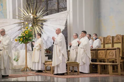 "Gwiazdo śliczna, wspaniała, o fatimska Maryja! Do Ciebie się uciekamy, o Maryjo, Maryjo!" Słowami tej pieśni licznie zgromadzeni w katedralnej świątyni wierni rozpoczęli kolejne w tym roku uroczyste nabożeństwo fatimskie. Wrześniowej modlitwie przewodniczyła parafia pw. Św. Michała Archanioła w Rzeszowie. Wielu parafian przybyło do Katedry w pieszej pielgrzymce pod przewodnictwem księdza Czesława Matuły. Przed Mszą Świętą, przy figurze Pani Fatimskiej, dk. Marcin Murawski odczytał liczne prośby i podziękowania do Matki Bożej. Uroczystej Eucharystii przewodniczył oraz Słowo Boże wygłosił proboszcz parafii pw. Św. Michała Archanioła w Rzeszowie - ks. Michał Bator. Kaznodzieja ukazał wartość i moc modlitwy. Za wzór postawił setnika, który spotyka się z czułym Jezusem. Tak jak Bóg znał potrzeby setnika, tak samo zna i nasze potrzeby i problemy. Jednak, jak przypomniał ks. Michał, każdy z nas musi przyjąć postawę setnika: uznać swój grzech i swoją niemoc. Wtedy Bóg będzie mógł działać w naszym życiu. W dalszej części homilii kaznodzieja przypomniał sylwetkę błogosławionej matki Elżbiety Czackiej, będącej dla nas wzorem cierpliwości i oczekiwania. Potrzebujemy czasu, aby łaska Boża przemieniła nasze serce – przypomniał kaznodzieja. Ta cierpliwość pomaga odkrywać Boży plan na nasze życie. Po zakończeniu Eucharystii wszyscy zgromadzeni wyruszyli w procesji różańcowej z figurą Matki Bożej Fatimskiej oraz relikwiami błogosławionych Hiacynty i Franciszka. Wierni prosili, aby Boże słowo wypełniało się w ich codzienności. Tej części nabożeństwa przewodniczył ks. Jakub Oczkowicz wraz z przedstawicielami parafii pw. Św. Michała Archanioła. Wspólną modlitwę zakończyło odśpiewanie Apelu Jasnogórskiego oraz adoracja Najświętszego Sakramentu. Na koniec ks. Krzysztof Gołąbek – proboszcz Katedry, dziękując wszystkim za obecność i wspólne czuwanie przy Matce Bożej, zaprosił na ostatnie w tym roku, październikowe nabożeństwo fatimskie.  fot. Małgorzata Ryndak