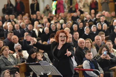 18 maja 2025 r., w katedrze rzeszowskiej celebrowano Eucharystię z okazji 25. rocznicy przyjęcia sakry biskupiej przez bp. Jana Wątrobę. Mszy św. przewodniczył Biskup Rzeszowski, zaś w koncelebrze wzięli udział: abp Józef Michalik, abp Adam Szal, bp Edward Białogłowski, bp Kazimierz Górny, bp Stanisław Jamrozek, bp Marian Rojek, bp Jan Śrutwa oraz kilkudziesięciu kapłanów. W Eucharystii uczestniczyły liczne delegacje osób życia konsekrowanego, przedstawiciele instytucji, fundacji i stowarzyszeń kościelnych. W katedrze rzeszowskiej obecni byli również parlamentarzyści sejmu i senatu, władze wojewódzkie, samorządowe, władze Rzeszowa, rektorzy wyższych uczelni, dyrektorzy instutucji regionalnych, kuratorium oświaty, a także szpitali. Homilię wygłosił bp Edward Białogłowski, biskup pomocniczy senior, który podkreślił, że świętowanie srebrnego jubileuszu Biskupa Rzeszowskiego wpisuje się w przeżywanie Roku Świętego, ale także kolejną rocznicę urodzin św. Jana Pawła II, rocznicę bitwy pod Monte Cassino, inaugurację pontyfikatu Ojca Świętego Leona XIV oraz rocznicę beatyfikacji Józef Sebastiana Pelczara. Na zakończenie liturgii Karolina i Dariusz Kosakowie z dziećmi, jako przedstawiciele diecezjan, przekazali życzenia Jubilatowi. W uroczystej liturgii wzięło udział kilkuset muzyków, chórzystów i członków orkiestr, którzy brali udział w projekcie „Podkarpacie śladami św. Jana Pawła II”. Przedsięwzięcie zostało zorganizowane przez Polski Związek Chórów i Orkiestr – Oddział w Rzeszowie. fot. ks. Jakub Oczkowicz