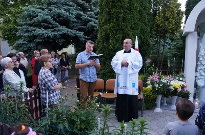 W sobotę 12 maja o godz.19.00 w ramach corocznych nabożeństw majowych przy kapliczkach osiedlowych w naszej parafii, przy ul. Cichej przy figurze Matki Bożej modlitwy poprowadził ks. Krzysztof Gołąbek - proboszcz Katedry. Kantorem był organista Wiesław Siewierski. fot. Rafał Waszczak