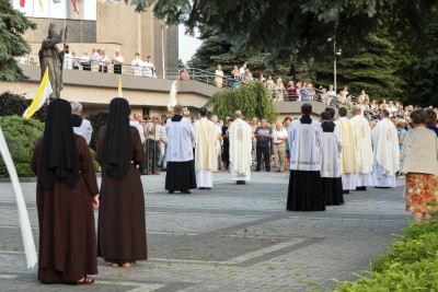 We wtorek 13 lipca przeżywaliśmy uroczyste Nabożeństwo Fatimskie. Naszym modlitwom przewodniczył ks. Patryk Chmielewski SDB. O godz. 18.40 zostały przedstawione prośby i podziękowania do Matki Bożej Fatimskiej, w intencji których sprawowana była także Msza Święta. Po Mszy Świętej wyruszyła procesja z figurą Matki Bożej. Nabożeństwo zakończył Apel Jasnogórski. fot. Joanna Prasoł