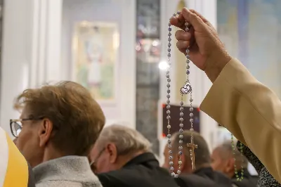 Wrześniowe nabożeństwo fatimskie, będące odpowiedzią na wezwanie Maryi do modlitwy i pokuty, odbyło się w ubiegły wtorek, 13 dnia miesiąca. Tym razem w Katedrze Rzeszowskiej zostało przygotowane przez parafie św. Michała Archanioła oraz św. Jadwigi Królowej.
Nabożeństwo rozpoczęło się odczytaniem próśb i podziękowań do Matki Bożej Fatimskiej, w intencji których następnie sprawowana była Msza Święta. Uroczystej, koncelebrowanej liturgii przewodniczył ks. Tomasz Gałuszka – wikariusz parafii św. Jadwigi.
Słowo Boże wygłosił ks. Grzegorz Kot – Diecezjalny Duszpasterz Trzeźwości i Osób Uzależnionych. Nawiązał do liturgii słowa z dnia, podkreślając trafne powiązanie z Tajemnicą Fatimską. „Niejedna matka dzisiaj płacze, jak owa kobieta z Nain, nad śmiercią swojego dziecka. Niejedna matka płacze, patrząc na pogubienie swojego dziecka – że życie mu nie wychodzi, że się poplątało, że nie chodzi do kościoła, nie modli się. Ową matką jest również Kościół, który płacze, kiedy się gubimy, kiedy w naszym sercu zaczyna kiełkować grzech i zaczynamy odchodzić. Trzeba nam stanąć w prawdzie i uderzyć się we własne piersi – i po to tu jesteśmy, aby modlitwą różańcową złożyć zadośćuczynienie za grzechy swoje i całego świata”.
„To nabożeństwo winno nas wprowadzać w osobistą retrospekcję, rachunek sumienia – czy oby jestem bratem dla brata? Bo może w moje serce wkradło się porównywanie, osądzanie, obmowa wobec tych, którzy się pogubili na drogach swojego życia” – mówił dalej ks. Grzegorz.
Kaznodzieja zachęcał do odpowiedzi na wołanie Matki Bożej w Fatimie i porzucenie obaw, strachu i niepewności. „Może nam się wydawać, gdyby Bóg na naszych oczach dotknął trumny, kogoś wskrzesił, byłoby nam łatwiej wierzyć. Nic bardziej mylnego. Wystarczy zerknąć na Łazarza i bogacza, wołającego: Ojcze Abrahamie, poślij kogoś z umarłych do żyjących, a na pewno uwierzą. Poślij kogoś. Bóg posyła Matkę do dzieci w Fatimie, a idąc dalej – posyła dzieci. O co prosi Matka Boża w Fatimie? O pokutę i różaniec. Trzecia Tajemnica Fatimska może przerażać, ale tych, co wierzą, nie powinna. Jeżeli w Twoim sercu jest wiara, nie stanie ci się krzywda”.
Po zakończonej liturgii Mszy Świętej wierni polecali swoje intencje w modlitwie różańcowej przy figurze Matki Bożej Fatimskiej. Modlitwę prowadzili ks. Rafał Kłos (wikariusz parafii św. Michała Archanioła) oraz diakoni. Ze względu na trwający remont schodów zrezygnowano z procesji. Nabożeństwo zakończono odśpiewaniem Apelu Jasnogórskiego o godz. 21.00. Następnie jeszcze przez godziną trwała indywidualna adoracja Najświętszego Sakramentu.
Posługę muzyczną podjął chór Michael z parafii św. Michała Archanioła w Rzeszowie oraz orkiestra dęta prowadzona przez p. Tadeusza Cielaka. Obecne były także poczty sztandarowe, przedstawiciele Rycerzy Kolumba i Bractwa św. Michała Archanioła.
Ostatnie w tym roku nabożeństwo fatimskie odbędzie się 13 października. W Katedrze Rzeszowskiej będzie prowadzone przez Wyższe Seminarium Duchowne w Rzeszowie.

fot. Joanna Prasoł 