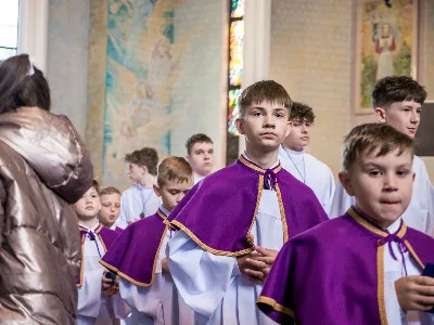 W V Niedzielę Wielkiego Postu, podczas Mszy Świętej o godz. 12:00, ks. Krzysztof Gołąbek – proboszcz naszej Katedry, przyjął do grona Liturgicznej Służby Ołtarza siedmiu nowych ministrantów. Po odpowiednim przygotowaniu, pod czujnym okiem ks. Pawła Wójcika oraz animatorów Adama i Miłosza, chłopcy otrzymali stopień ministranta choralisty – po raz pierwszy założyli kołnierzyki i otrzymali legitymacje ministranckie. To wyjątkowy moment i ogromna radość dla naszej wspólnoty! Podczas Mszy Świętej zaśpiewała Dziewczęca Schola Katedralna. Serdecznie gratulujemy chłopcom odwagi oraz życzymy wytrwałości w tej pięknej służbie przy Ołtarzu Pana Jezusa. Jeśli chcesz dołączyć do grona ministrantów – serdecznie zapraszamy! Zainteresowanych prosimy o kontakt z ks. Pawłem Wójcikiem.
fot. Antoni Ważny
