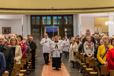 We wtorek 22.10.2019 r. w liturgiczne wspomnienie św. Jana Pawła II bp Jan Wątroba poświęcił ołtarz-relikwiarium ku czci Świętego Papieża na Mszy Świętej o godz. 18.00 jako dar parafian na 100-lecie urodzin Karola Wojtyły. 20 minut przed Mszą Świętą nasz Chór Katedralny Pueri Cantores Resovienses pod dyrekcją Marcina Florczaka wykonał koncert dedykowany św. Janowi Pawłowi II. Po Mszy Świętej Akcja Katolicka naszej parafii poprowadziła różaniec z Ojcem Świętym Janem Pawłem II przy Jego relikwiach. Fot. Dariusz Kamiński (https://fotografiarzeszow.com.pl/) 