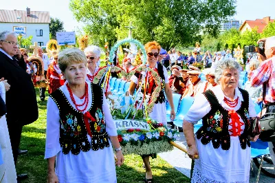 W niedzielę 25.08.2019 r. przy Katedrze Rzeszowskiej odbyły się Dożynki Diecezjalne. Do Parku Papieskiego przyjechało 73 delegacje z wieńcami dożynkowymi. fot. Andrzej Kotowicz