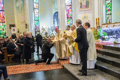 Uroczystość Chrystusa Króla to także święto Akcji Katolickiej i KSM-u. Centralnej uroczystości w Katedrze przewodniczył biskup diecezjalny Jan Wątroba. Eucharystię koncelebrowało 25 księży, wśród nich ks. Stanisław Potera – asystent diecezjalny AK i ks. Tomasz Ryczek – asystent diecezjalny KSM. Po wyznaniu wiary 88 młodych osób złożyło przyrzeczenie Katolickiego Stowarzyszenia Młodzieży. Obrzęd przyrzeczenia prowadził Paweł Grodzki – prezes KSM Diecezji Rzeszowskiej. Ceremonia zakończyła się odśpiewaniem hymnu KSM i zawołaniem: „Przez cnotę, naukę i pracę, służyć Bogu i Ojczyźnie, Gotów!”

Po Komunii św. bp Jan Wątroba, razem z ks. Stanisławem Poterą, wręczył nominacje 20 nowym prezesom oddziałów parafialnych Akcji Katolickiej. Krótkie przemówienia wypowiedzieli kolejno: Jeremi Kalkowski – prezes Zarządu Diecezjalnego Instytutu AK i Paweł Grodzki.

Po Komunii św. wszyscy zebrani uklękli przed Najświętszym Sakramentem. Biskup Ordynariusz odczytał Jubileuszowy Akt Przyjęcia Jezusa Chrystusa za Króla i Pana.

Po Mszy św. bp Jan Wątroba wręczył odznaki i legitymacje nowym członkom KSM.

fot. Fotografiarzeszow