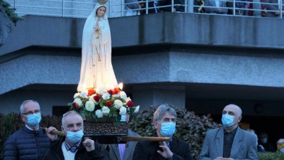 W czwartek 13 maja przeżywaliśmy uroczyste Nabożeństwo Fatimskie. Naszym modlitwom przewodniczył ks. dr Sławomir Jeziorski, prefekt i wykładowca Wyższego Seminarium Duchownego w Rzeszowie. O godz. 18.45 zostały przedstawione prośby i podziękowania do Matki Bożej Fatimskiej, w intencji których sprawowana była także Msza Święta. W koncelebrze uczestniczył ks. Piotr Tarnawski, radca Nuncjatury Apostolskiej w Moskwie, ks. Jan Młynarczyk, emerytowany proboszcz parafii Matki Bożej Królowej Polski i św. Jana Kantego w Sandomierzu i ks. Krzysztof Gołąbek, proboszcz parafii katedralnej i kustosz sanktuarium. Po Mszy Świętej wyruszyła procesja z figurą Matki Bożej. Nabożeństwo zakończył Apel Jasnogórski. fot. Małgorzata Ryndak