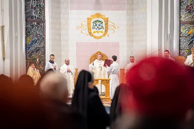 „Nasza wdzięczność jest szczególna wobec osób konsekrowanych za ich czytelne świadectwo wiary i za to, że żyjąc wiarą na co dzień ukazują chrystusowy styl życia” – mówił biskup Jan Wątroba podczas Mszy św. w katedrze rzeszowskiej w święto Ofiarowania Pańskiego. W Eucharystii, z okazji swojego święta patronalnego, uczestniczyły osoby konsekrowane posługujące w diecezji rzeszowskiej.
Mszy św. w katedrze rzeszowskiej przewodniczył bp Jan Wątroba, który modlił się w intencji osób konsekrowanych, przeżywających w święto Ofiarowania Pańskiego (02.02.) swoje święto patronalne. Eucharystię koncelebrował ks. Stanisław Kamiński, wikariusz biskupi ds. zakonnych, a także 9 kapłanów.
Na początku Mszy św. ks. Stanisław Kamiński powitał zebranych i wprowadził w przeżywaną liturgię. Następnie odbył się obrzęd błogosławieństwa świec i procesja z dolnego kościoła do głównej części katedry rzeszowskiej
Homilię wygłosił bp Jan Wątroba, który w pierwszej części, odnosząc się do przeżywanego święta, nawiązał do postawy Matki Najświętszej i św. Józefa. „Maryja uczy nas, że wierność Bogu oznacza wypełnianie prawa Bożego. Ona wypełniła wszystko bez wyjątku. Choć sama nie potrzebowała oczyszczenia, pozostała jednak posłuszna prawu. Skromna, prosta, uboga kobieta, poddana Bogu. W postawie Maryi i Józefa można dostrzec piękną lekcję dla rodziców i wychowawców. Rodzice powinni przedstawiać, czyli zawierzać swoje dzieci Panu Bogu. To jest gest wdzięczności wobec Stwórcy, a także znak wielkiej pokory wobec niełatwej misji rodzicielskiej i wychowawczej. Pełny rozwój człowieka dokonuje się dzięki Bożej łasce, a rodzice powinni się czuć narzędziem Bożej łaski, dlatego powinni często błogosławić swoje dzieci, modlić się za nie i z nimi oraz wciąż na nowo zawierzać je Panu Bogu” – mówił bp Wątroba.
Biskup Rzeszowski odnosząc się do obchodzonego Dnia życia konsekrowanego powiedział: „Trzy elementy wspólnoty: słowo, wierność i otwarcie na Ducha Świętego stanowią istotę życia każdej osoby konsekrowanej. Rozważać słowo Boże, trwać wiernie na modlitwie i być otwartym na to, co Duch Święty chce nam powiedzieć, to wypełnić powołanie do życia konsekrowanego, a jednocześnie wyznać wiarę w Kościół Chrystusowy. Nasza wdzięczność jest szczególna wobec osób konsekrowanych za ich czytelne świadectwo wiary i za to, że żyjąc wiarą na co dzień ukazują chrystusowy styl życia. Towarzyszą nam przez swoją pełną zatroskania miłosierną obecność, ale także przez milczącą obecność przepełnioną modlitwą w intencjach Kościoła, świata, a także poszczególnych osób i wspólnot”.
Po homilii osoby konsekrowane zgromadzone w katedrze odnowiły swoje przyrzeczenia.
Na zakończenie liturgii s. Agata Jakieła CSFN, referentka diecezjalna ds. życia konsekrowanego, podziękowała bp. Janowi Wątrobie za przewodniczenie liturgii i modlitwę w intencji osób życia konsekrowanego.
W Eucharystii w rzeszowskiej katedrze uczestniczyło prawie 100 osób życia konsekrowanego, a pośród nich ojcowie i bracia zakonni, siostry zakonne, wdowy i dziewice konsekrowane oraz członkowie instytutów świeckich. Śpiewy podczas liturgii wykonała Katedralna Schola Liturgiczna pod dyrekcją ks. Juliana Wybrańca, a przy organach zasiadł katedralny organista – Wiesław Siewierski. 

fot. Jola Warchoł